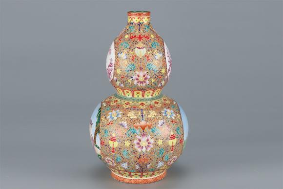 東京國(guó)際拍賣清乾隆 琺瑯彩西洋人物葫蘆瓶