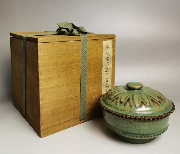 東京國(guó)際拍賣(mài)宋代 龍泉窯梅子釉蓋罐