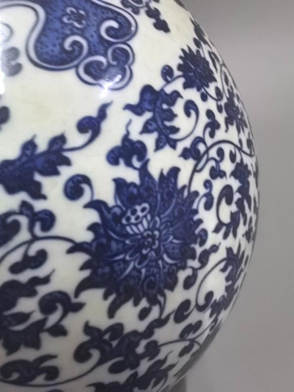 東京國際拍賣清乾隆 青花纏枝蓮紋膽瓶