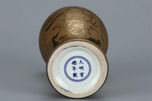 東京國(guó)際拍賣(mài)明宣德 金釉云龍紋梅瓶