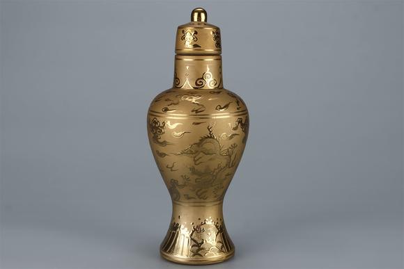 東京國(guó)際拍賣(mài)明宣德 金釉云龍紋梅瓶