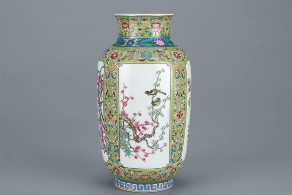 東京國際拍賣清乾隆 松石釉粉彩開光花鳥紋燈籠瓶