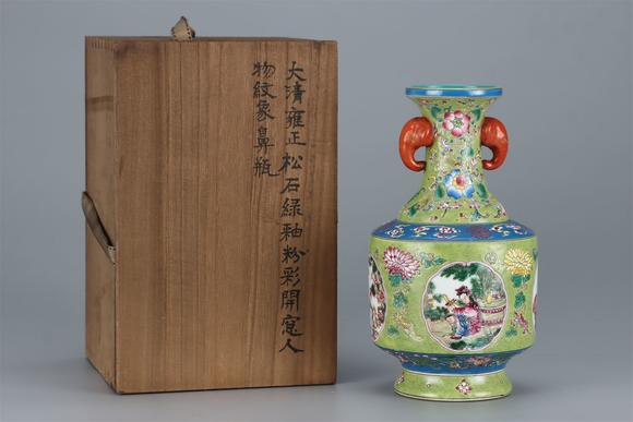 東京國際拍賣清雍正 松石綠釉粉彩開窗人物紋象鼻瓶