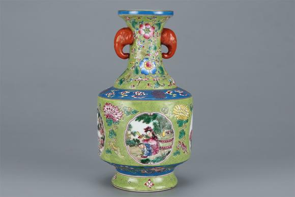 東京國際拍賣清雍正 松石綠釉粉彩開窗人物紋象鼻瓶