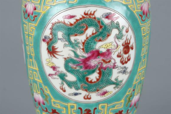 東京國(guó)際拍賣(mài)清乾隆 松石釉粉彩開(kāi)光龍紋觀音瓶