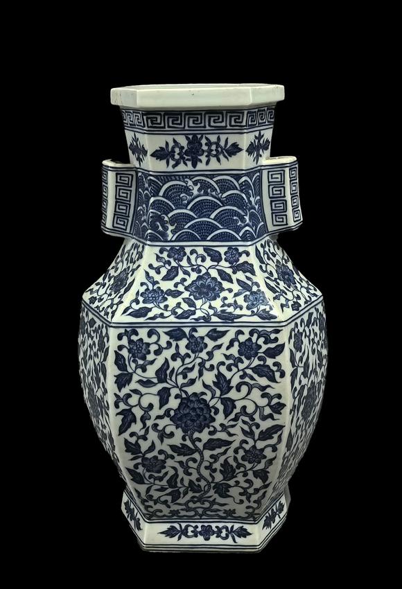 東京國際拍賣清乾隆 青花纏枝花卉紋六方貫耳瓶