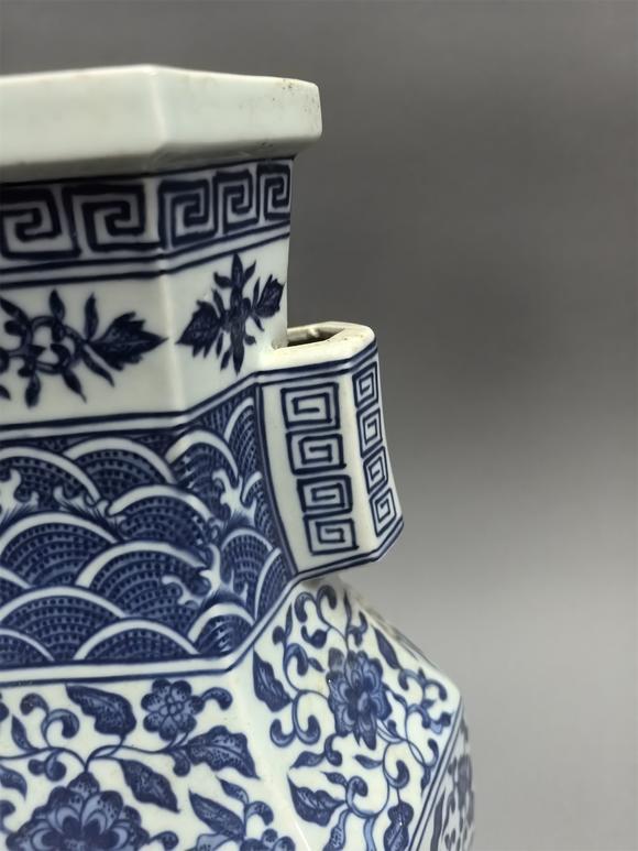 東京國際拍賣清乾隆 青花纏枝花卉紋六方貫耳瓶