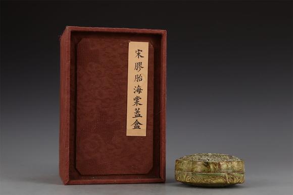 東京國(guó)際拍賣(mài)宋代 膠胎海棠蓋盒