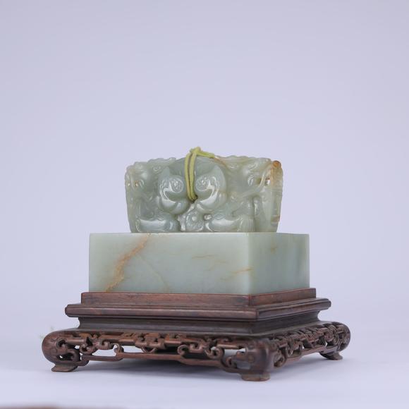 北京嘉翰白玉龍鈕璽（帶紫檀盒）