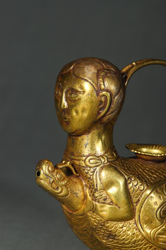 誠(chéng)璽拍賣(mài)明代 金鏨刻魚(yú)身人面壺