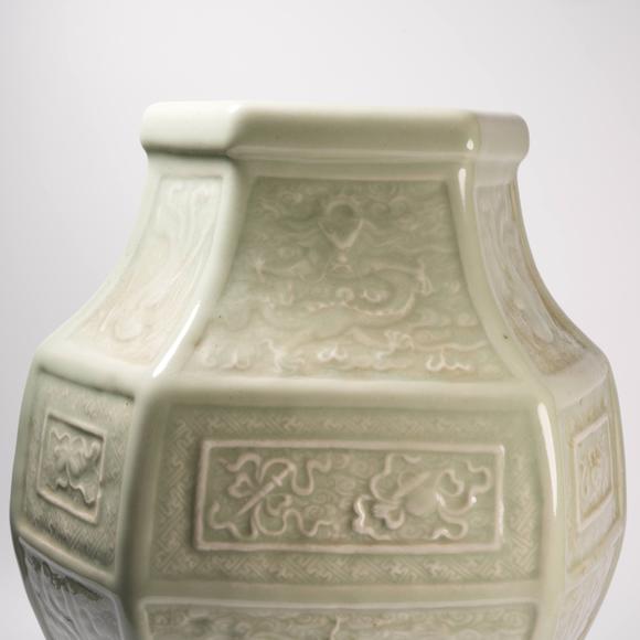 千美會(huì)龍泉青瓷雲(yún)龍紋六棱罐