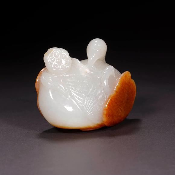鐮倉美術(shù)清 和田白玉籽料鵝銜蓮把件