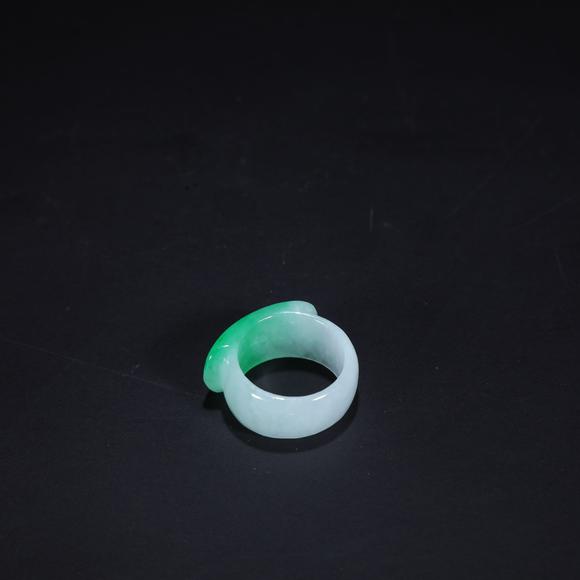 鐮倉(cāng)美術(shù)清 翡翠馬鞍戒指