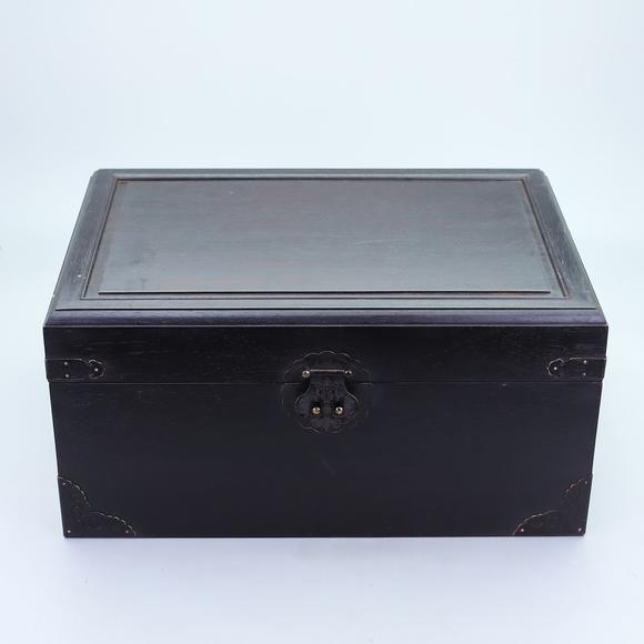 東京蕓術(shù)遼代胡人牽牛一組擺件材質(zhì):和田青玉，和田玉山料