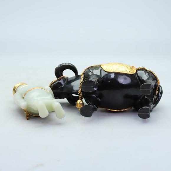 東京蕓術(shù)遼代胡人牽牛一組擺件材質(zhì):和田青玉，和田玉山料