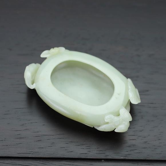 東京蕓術(shù)寶物箱子一套內(nèi)有和掐絲鑲嵌和田玉如意，筆洗，筆架，青玉鑲嵌和田玉鎮(zhèn)紙