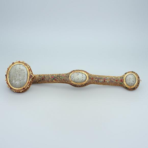 東京蕓術(shù)寶物箱子一套內(nèi)有和掐絲鑲嵌和田玉如意，筆洗，筆架，青玉鑲嵌和田玉鎮(zhèn)紙