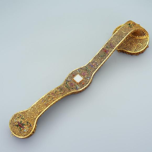 東京蕓術(shù)寶物箱子一套內(nèi)有和掐絲鑲嵌和田玉如意，筆洗，筆架，青玉鑲嵌和田玉鎮(zhèn)紙