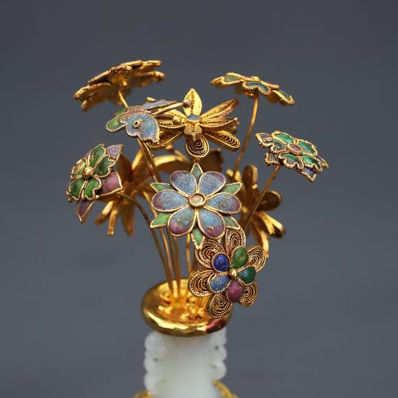 東京蕓術(shù)和田玉包金鑲嵌套裝箱清和田玉永蓮花詩(shī)文花瓶一組玉質(zhì)細(xì)膩，品相完整