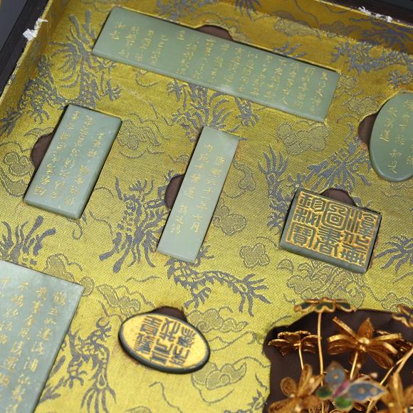 東京蕓術和田玉包金鑲嵌套裝箱清和田玉永蓮花詩文花瓶一組玉質細膩，品相完整