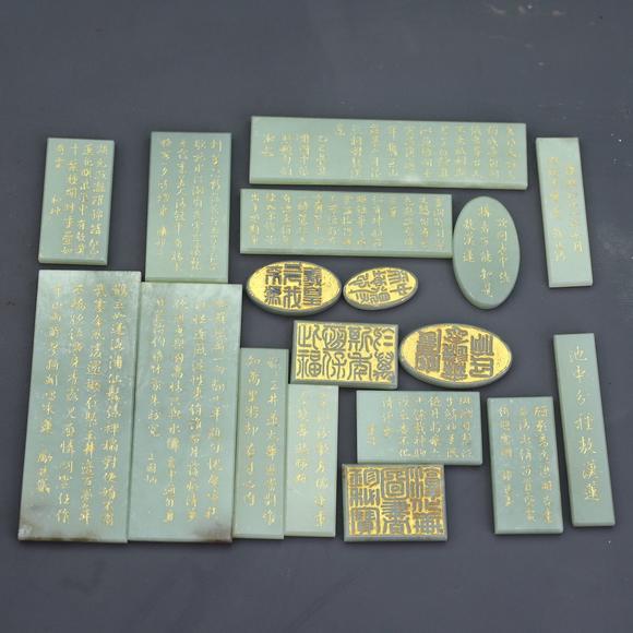 東京蕓術(shù)和田玉包金鑲嵌套裝箱清和田玉永蓮花詩(shī)文花瓶一組玉質(zhì)細(xì)膩，品相完整