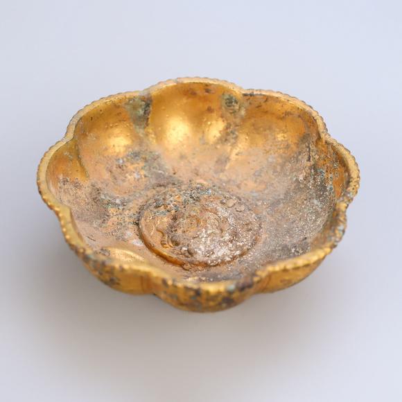 東京蕓術(shù)銅鍍金干坑點(diǎn)心花瓣碗
