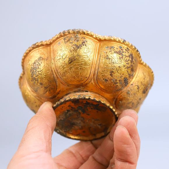 東京蕓術(shù)銅鍍金干坑點(diǎn)心花瓣碗