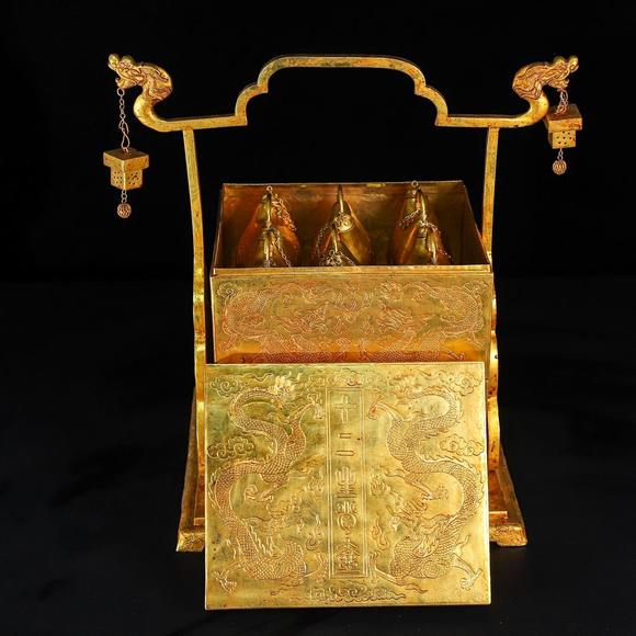 東京蕓術(shù)鏨刻十二生肖酒壺