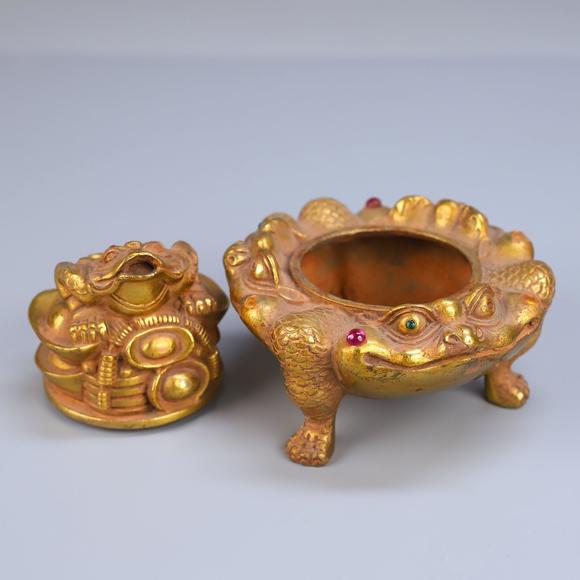 東京蕓術(shù)銅鍍金金蟾熏爐擺件
