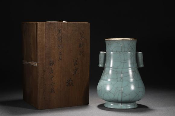 東京蕓術(shù)舊藏宋代官窯青釉（乾隆御題）鑲金扣出筋弦紋貫耳瓶
