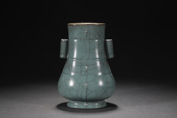 東京蕓術(shù)舊藏宋代官窯青釉（乾隆御題）鑲金扣出筋弦紋貫耳瓶