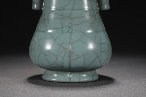 東京蕓術(shù)舊藏宋代官窯青釉（乾隆御題）鑲金扣出筋弦紋貫耳瓶