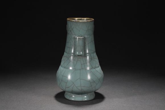 東京蕓術(shù)舊藏宋代官窯青釉（乾隆御題）鑲金扣出筋弦紋貫耳瓶