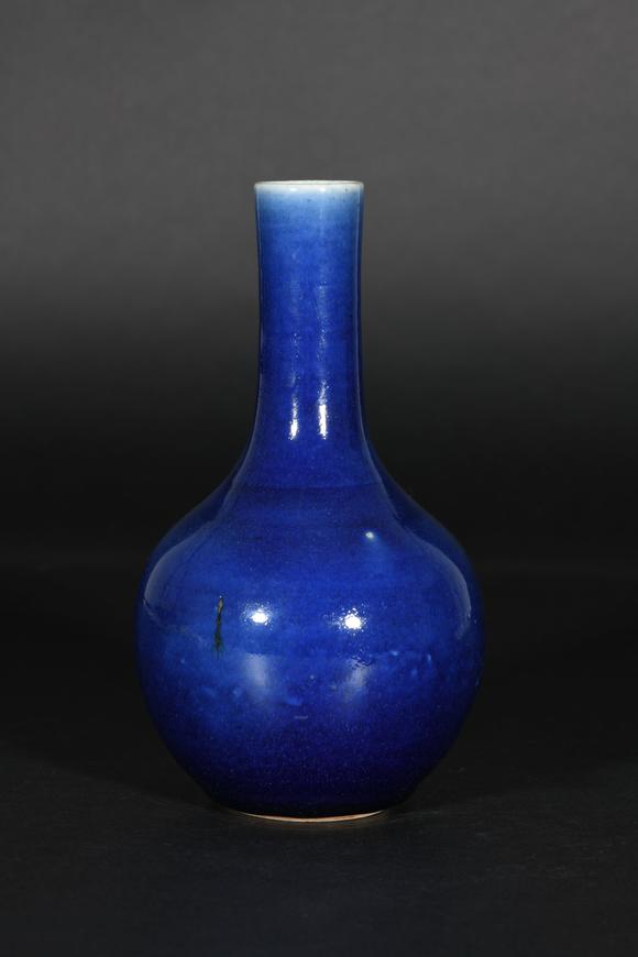 北京适珍霁蓝釉天球瓶