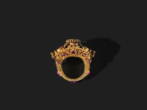 Galerie ZackeA GEMSTONE INLAID GOLD RING, THAILAND, AYUTTHAYA PERIOD, 17TH-18TH CENTURY