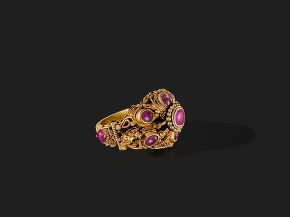 Galerie ZackeA GEMSTONE INLAID GOLD RING, THAILAND, AYUTTHAYA PERIOD, 17TH-18TH CENTURY