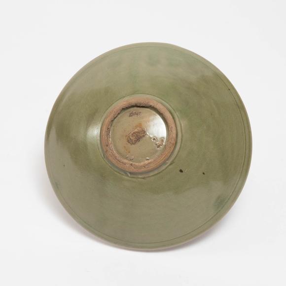 Waddington'sA Carved Yaozhou Celadon 'Double-Ghost' Bowl, Jin Dynasty (1115-1234), 金 耀州青釉'雙鬼獻(xiàn)寶'碗