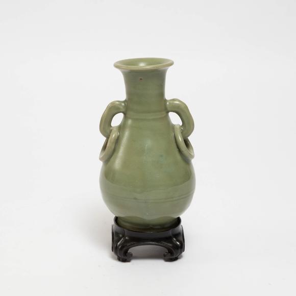 Waddington'sA Longquan Celadon Twin-Handled Pear-Shaped Vase, Yuan Dynasty (1279-1368), 元 龍泉青釉雙耳銜環(huán)玉壺春瓶