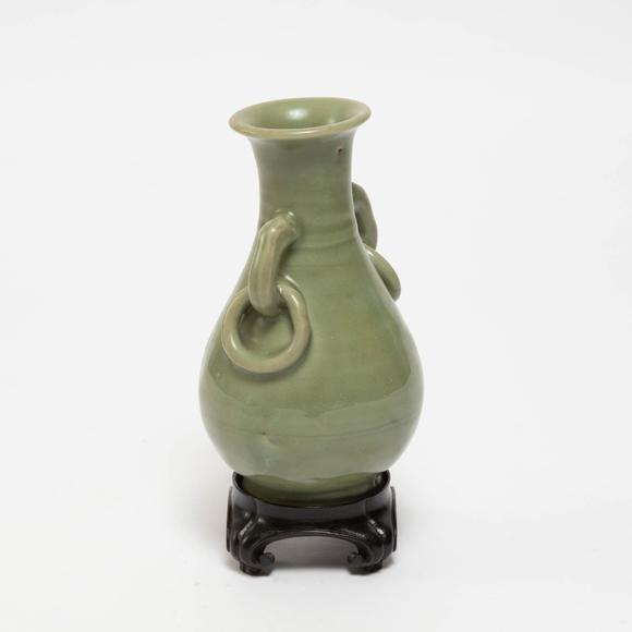 Waddington'sA Longquan Celadon Twin-Handled Pear-Shaped Vase, Yuan Dynasty (1279-1368), 元 龍泉青釉雙耳銜環(huán)玉壺春瓶