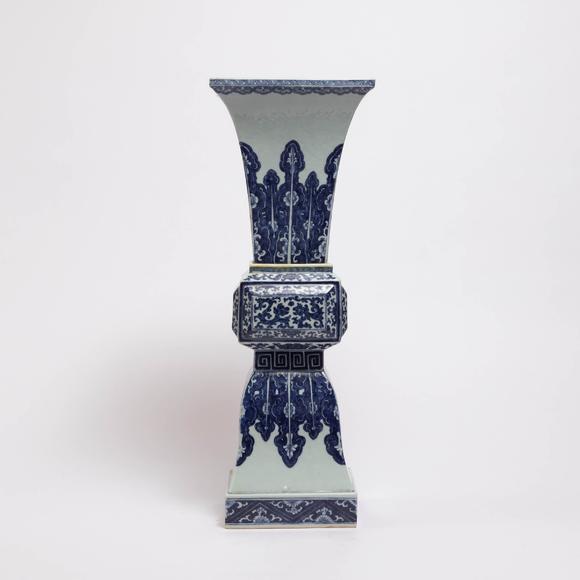 Waddington'sA Large Blue and White Faceted Beaker Altar Vase, Qianlong Period, 18th Century, 清 乾隆 青花仿古螭龍紋大方觚