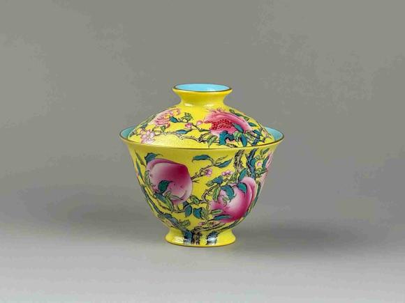 日本松町古美黃地地鳳尾草扒花 佛手 壽桃 石榴 蝙蝠描金三多蓋碗