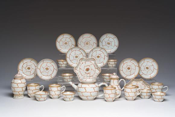 Coronari Auctions BVAn extensive Chinese partly gilt 'butterfly' tea set, Qianlong