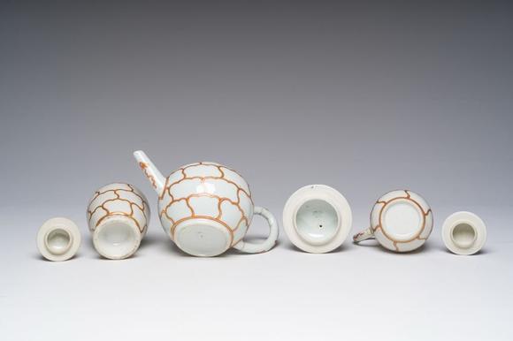 Coronari Auctions BVAn extensive Chinese partly gilt 'butterfly' tea set, Qianlong