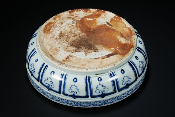 JUBAO HALL AUCTION HOUSE INCPre-Ming Dynasty Underglaze Blue Dragon Pattern Covered Box