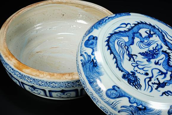 JUBAO HALL AUCTION HOUSE INCPre-Ming Dynasty Underglaze Blue Dragon Pattern Covered Box
