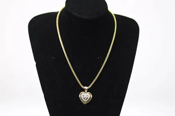 Goldfield Auction sarlsChain + heart pendant set with diamonds (+- 0.8 ct).  18k white/yellow gold
Total weight: 48.1 gr (chain 34.5 gr)
Condition : Good
Height : 28 cm 
Width : 2.6 cm for the heart 
Weight : 48,1 gr