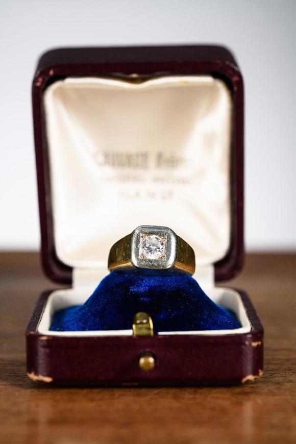 Loeckx AuctioneersMen\'s ring in 18 karat yellow gold with brilliant …