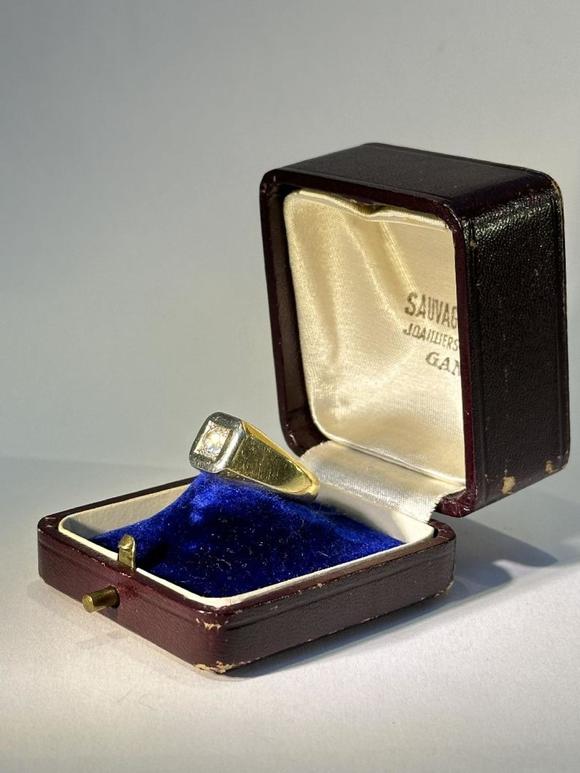Loeckx AuctioneersMen\'s ring in 18 karat yellow gold with brilliant …