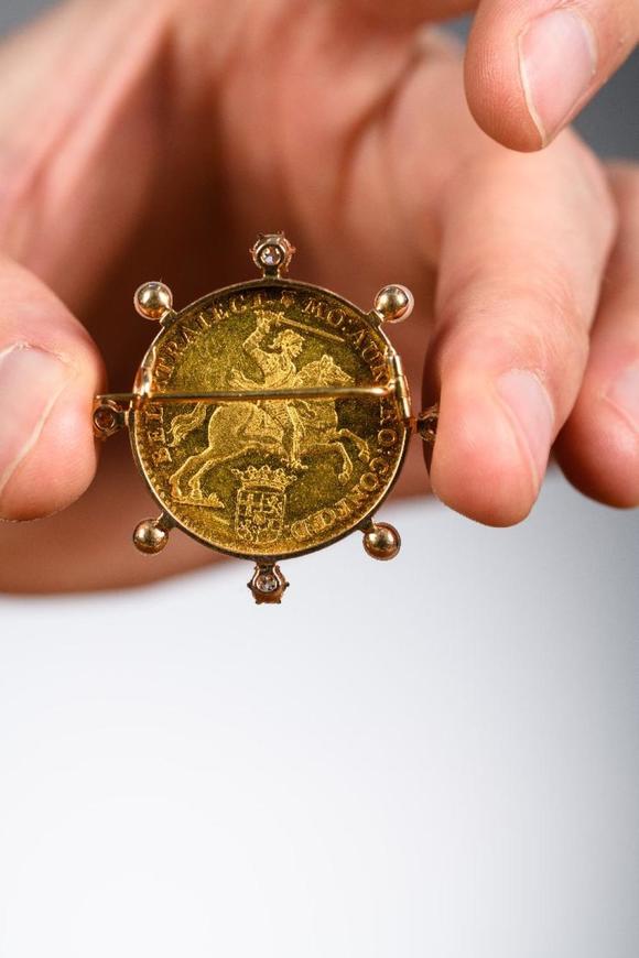 Loeckx AuctioneersDutch gold coin \'14 gulden\' (1760) mounted as a br…