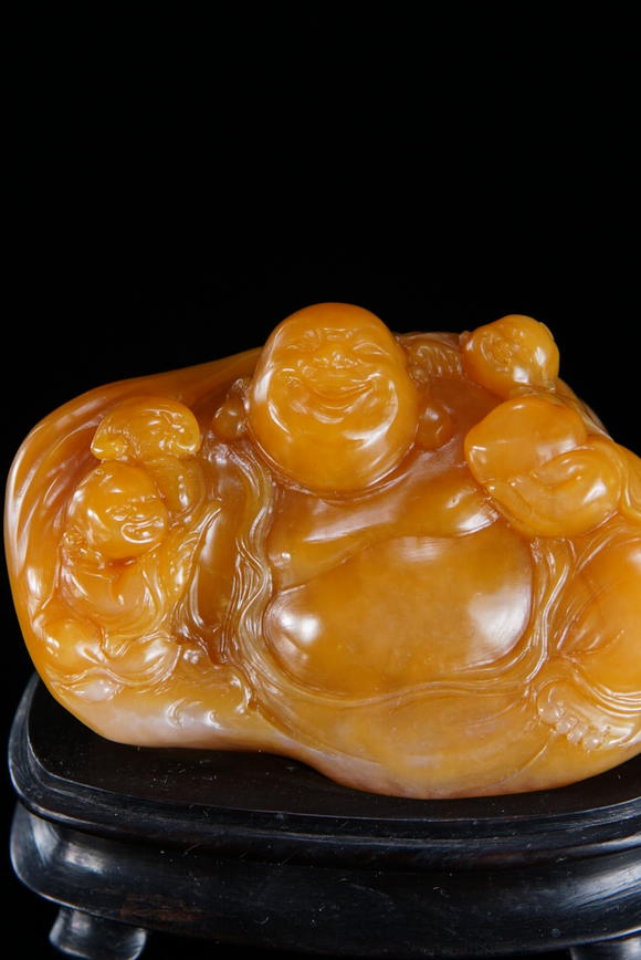 中鴻信壽山田黃石《童子戲彌勒》擺件